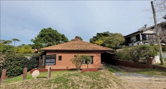 COMODO CHALET A 200 M DEL MAR DE GRAN CAPACIDAD CON DEPTO TRASERO